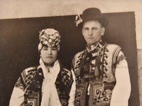 Při svatbě s Jiřím Vorobčukem v Jasině 1939. (O. Ihnatová)