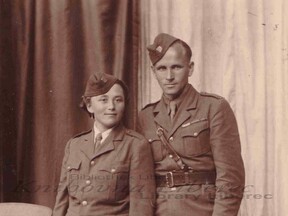 S manželkou Vasilinou v květnu 1945 (O. Ihnatová)