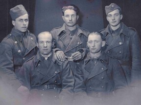 Se spolubojovníky, Jiří Vorobčuk uprostřed (O. Ihnatová)