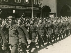 Slavnostní defilé v květnu 1945, Josef Kalik uprostřed (J. Kalík)