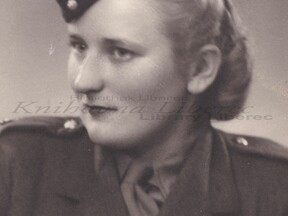 Jiřina Hrubanová v uniformě ATS (J. Kaprasová)