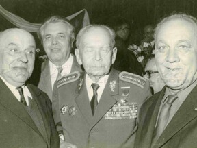 S bývalým velitelem K. Klapálkem, Kořínek vlevo (J. Hnělička)