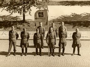 U 2. dělostřelecké brigády 1945, Hruban vlevo (J. Kaprasová)