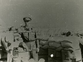 U protiletadlového děla Bofors v Tobruku 1943 (J. Kaprasová)