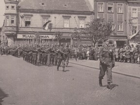 Při slavnostním defilé 1945 (J. Kaprasová)