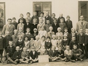 Ve druhé třídě obecné školy ve Výrově (J. Haisler)