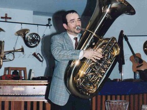 Graziano Sanvito při hře na tubu (G. Sanvito)
