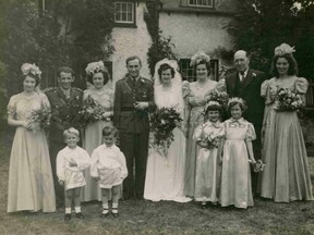 Na svatbě Aloise Plíška 1944, Kalfiřt druhý zleva (M. Kalfiřtová)