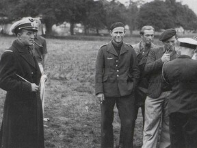 Otto Pavlů čtvrtý zprava po Cholmondeley Park 1940. (Na nebi sladké Francie)