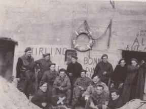 Českoslovenští a francouzští vojáci u Dunkerque (J. Hnělička)