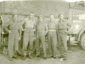 Vítězslav Markowicz (vpravo) se kamarády u Dunkerque (J. Hnělička)