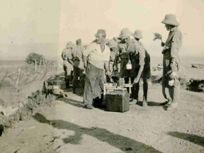 Vydávání oběda u Amiq v Sýrii, léto 1941 (J. Hnělička)