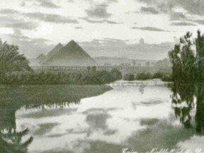 Časté místo výletů čs. vojáků – pyramidy v Gíze (J. Hnělička)