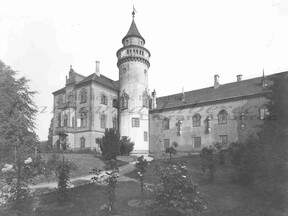 Severní křídlo zámku s Bretaňskou věží, fotografie J. Eckerta z roku 1887 (Státní zámek Sychrov)
