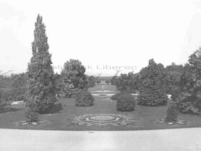 Středová osa parku s oranžerií, fotografie J. Eckerta z roku 1887 (Státní zámek Sychrov)