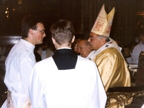 Kněžské svěcení v chrámu sv. Víta v roce 1996 (S. Přibyl)