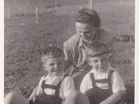 Jiří Dostál s bratrem Josefem a maminkou Františkou (J. Dostál)