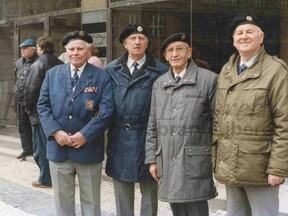 S kamarády od Tobruku. Zleva Jaroslav Krob, Josef Polívka, František Vavrečka a Josef Mládek (V. Laštovková)