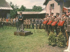Slavnostní odhalení pamětní desky veliteli obrněné brigády gen. Aloisi Liškovi 1991 (V . Laštovková