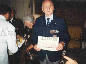 Při převzetí čestného diplomu za osvobození Francie v roce 1999 (V. Laštovková)