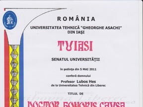 Diplom k čestnému doktorátu rumunské univerzity v Isasi z roku 2011 (L. Hes)