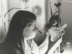 Manželka Jitka při domácím rytí skla v roce 1988 (L. Ševčík)
