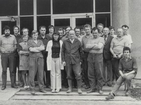 Pracovníci provozu brusírny Železnobrodského skla v roce 1980 (L. Ševčík)
