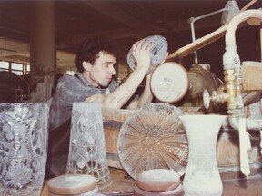 Při broušení vázy v Železnobrodském skle v roce 1983 (L. Ševčík)
