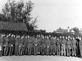 Baterie kanonů proti útočné vozbě v Dovercourtu v květnu 1943. (S. Daintrey)