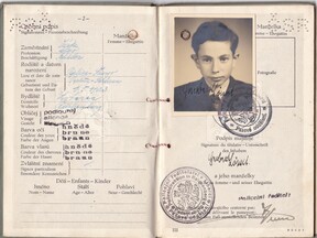 Československý pas Herberta Löwita z roku 1938. (S. Daintrey)