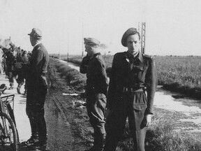 Herbert Löwit při kapitulaci německé posádky v Dunkerque 10. května 1945. (S. Daintrey)