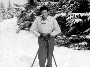 Na lyžích v Jizerských horách v zimě 1945. (S. Daintrey)