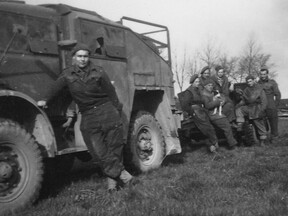 Příslušníci protitankové jednotky u Dunkerque v dubnu 1945. (S. Daintrey)