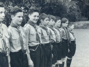 Skupina skautů v uprchlickém táboře v Surrey v létě 1939. Herbert Löwit vlevo. (S. Daintrey)