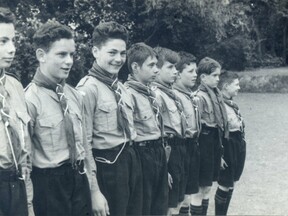 Skupina skautů v uprchlickém táboře v Surrey v létě 1939. Herbert Löwit vlevo. (S. Daintrey)