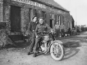 S kamarádem a mentorem Adolfem Čechem u Dunkerque, březen 1945. (S. Daintrey)