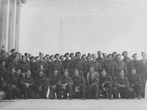 Se spolubojovníky na výletě v Paříži, únor 1945. (S. Daintrey)