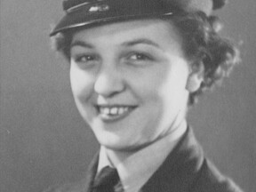 Terezie Schneiderová, manželka Herberta Löwita, jako příslušnice WAAF, 1942. (S. Daintrey)