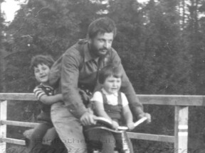 S dcerami (Sylvie vzadu, Terezie vpředu) na Jizerce 1967 (M. Nevrlý)