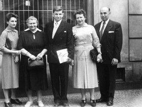 S rodinou při promoci v Praze 1957 (M. Nevrlý)