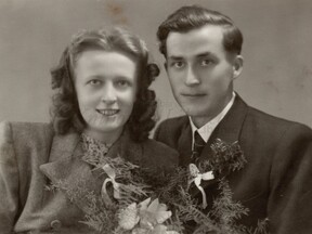 Svatební fotografie rodičů v roce 1945 (S Hejralová)