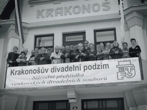 Členové přípravného výboru KDP spolu s návštěvou z ministerstva kultury v roce 2006 (S. Hejralová)