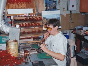 Při práci ve své dílně v roce 1995 (K. Sobotka)