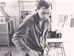 Petr Novotný na sklářském sympoziu v nizozemském Leerdamu v roce 1986 (P. Novotný)