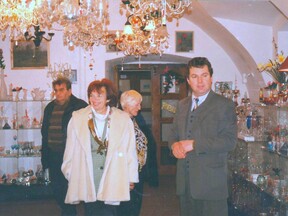 Návštěva Livie Klausové v prodejně skla v Panském domě v Harrachově v roce 1999 (F. Novosad)