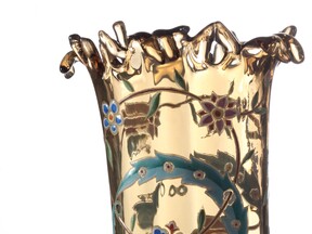 Muzejní exponát vázy ve tvaru rohu hojnosti, období 1875–1890 (F. Novosad)