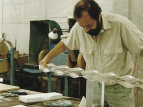 Při práci na plastice Horizontála moře Suiheisen v Japonsku v roce 1993 (V. Klein)