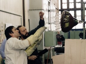 Ve sklářské huti Crystalexu Nový Bor v roce 1997 (V. Klein)