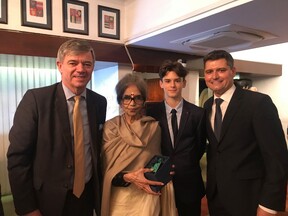 Robert a František Halamovi se Sonjou Gándhí a českým velvyslancem v Indii Milanem Hovorkou v roce 2019 (R. Halama)