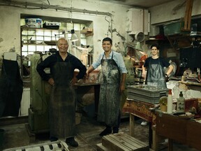 Tři generace sklářské rodiny Halamových při práci v brusičské dílně (R. Halama)